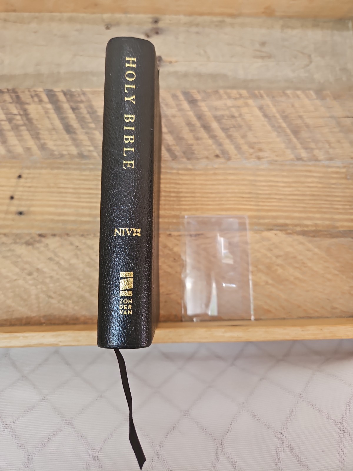 Classic 1984 NIV Compact Reference Bible in Black Bonded Leather Red Letter VG
