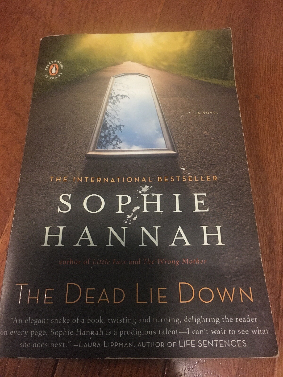 A Zailer and Waterhouse Mystery: The Dead Lie Down 4 by Sophie Hannah (2010,…