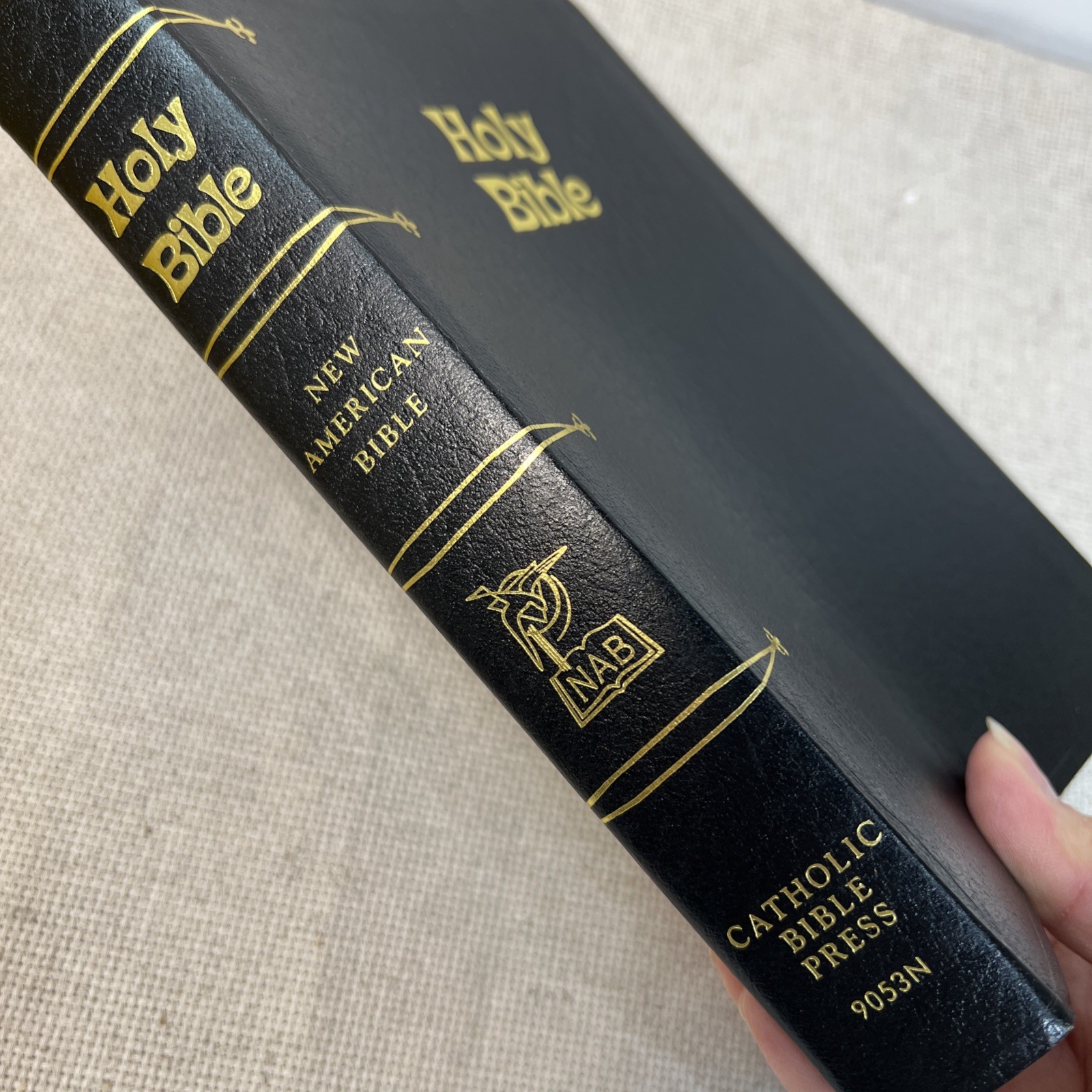 The New American Holy Bible 1987Catholic Bible Press 9053N